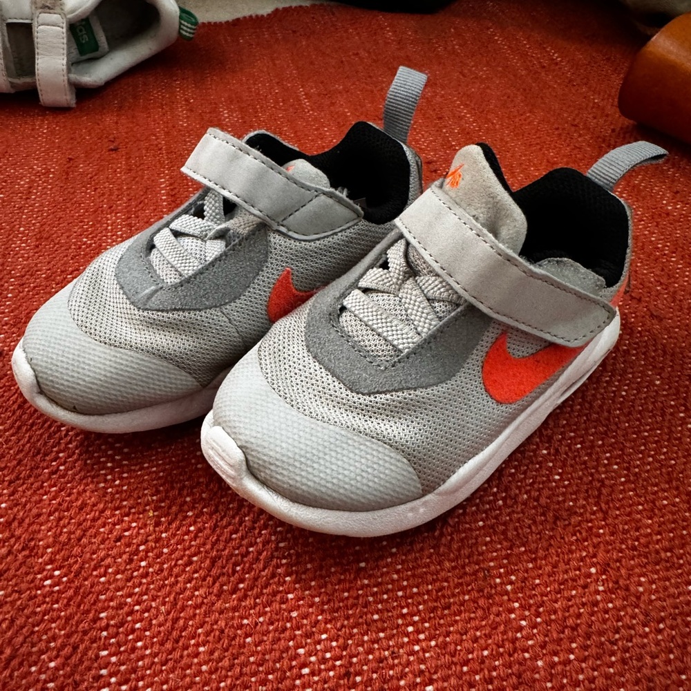 Kids Nike Shoes Size 6C - White/Orange